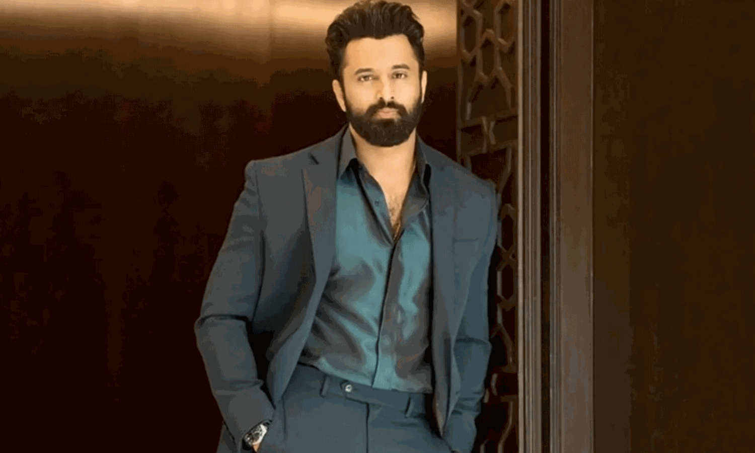 ఆన్‌ స్క్రీన్‌ నరేంద్ర మోదీ... దాడి కేసులో కోర్ట్‌ సమన్లు