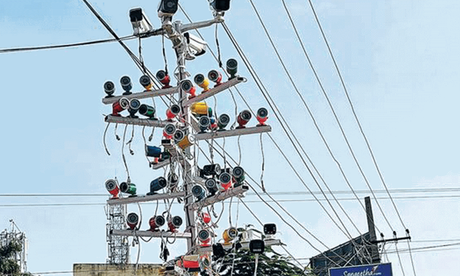 ఇతగాడి టాలెంట్ కు అవాక్కు అవ్వాల్సిందే.. ఒకే పోల్ కు 40 సీసీ కెమేరాలు ఇతగాడి టాలెంట్ కు అవాక్కు అవ్వాల్సిందే.. ఒకే పోల్ కు 40 సీసీ కెమేరాలు