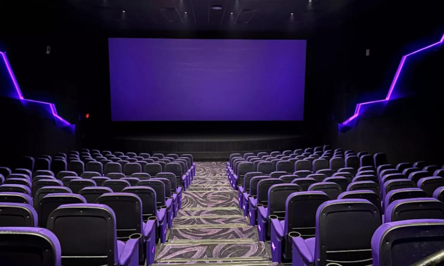 సినిమా టికెట్ ధర రూ.200.. స్టే విధించిన  హైకోర్టు