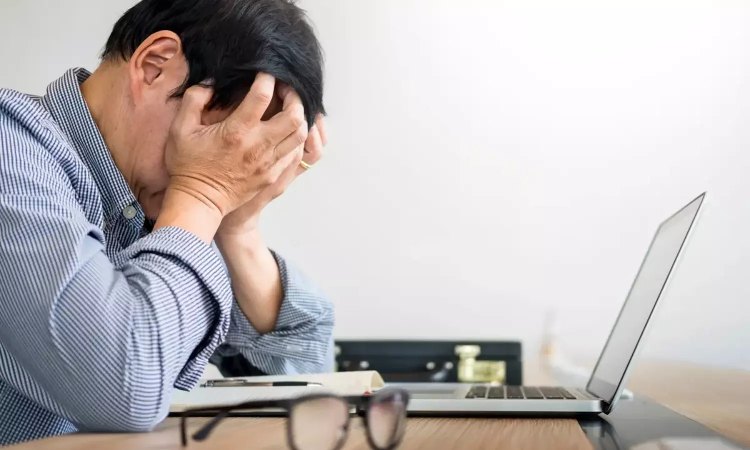 హెచ్-1బీ (H-1B) వీసా: అమెరికాలో భారతీయ ఉద్యోగుల కష్టాలు హెచ్-1బీ (H-1B) వీసా: అమెరికాలో భారతీయ ఉద్యోగుల కష్టాలు