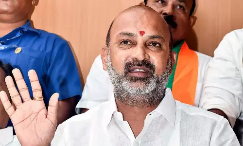 కేటీఆర్ నెత్తిన స్మగ్లింగ్ కారు బండ వేసిన బండి