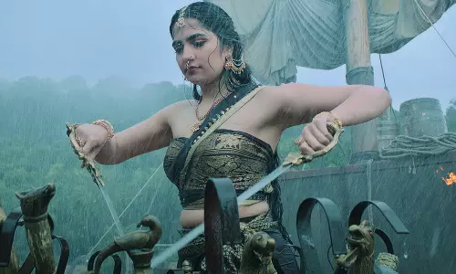 సోషల్ మీడియా షేక్ చేస్తున్న రుక్మిణి..!