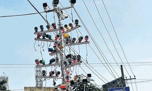 ఇతగాడి టాలెంట్ కు అవాక్కు అవ్వాల్సిందే.. ఒకే పోల్ కు 40 సీసీ కెమేరాలు