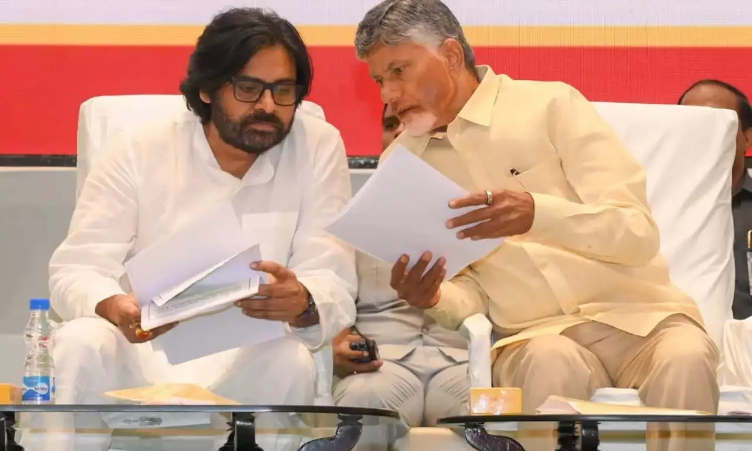 మొన్న బొండా ఉమ.. ఇప్పుడు సీఐ శంకరయ్య.. కూటమి సర్కారుకు షాకులు మొన్న బొండా ఉమ.. ఇప్పుడు సీఐ శంకరయ్య.. కూటమి సర్కారుకు షాకులు