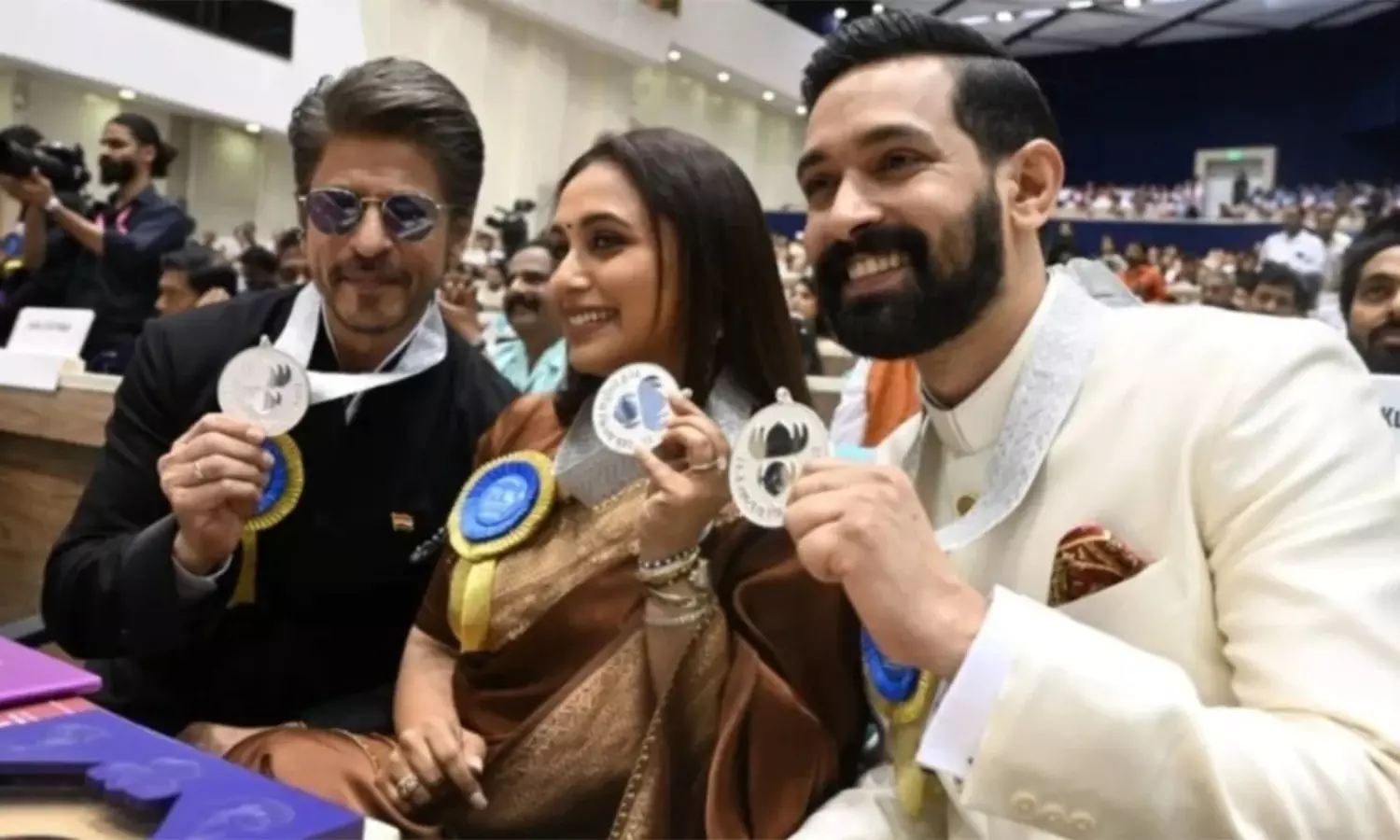 నేషనల్ అవార్డ్స్ ప్రైజ్ మనీని పంచుకున్న స్టార్ హీరోలు.. అసలు కథ ఇదే! నేషనల్ అవార్డ్స్ ప్రైజ్ మనీని పంచుకున్న స్టార్ హీరోలు.. అసలు కథ ఇదే!