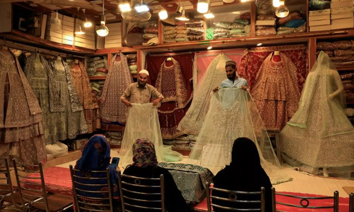 రీల్స్ లో అవి కనిపిస్తే  క్షణాల్లో ఇంటి ముందుకు ఎఫ్‌బీఆర్.. తస్మాత్ జాగ్రత్త..!