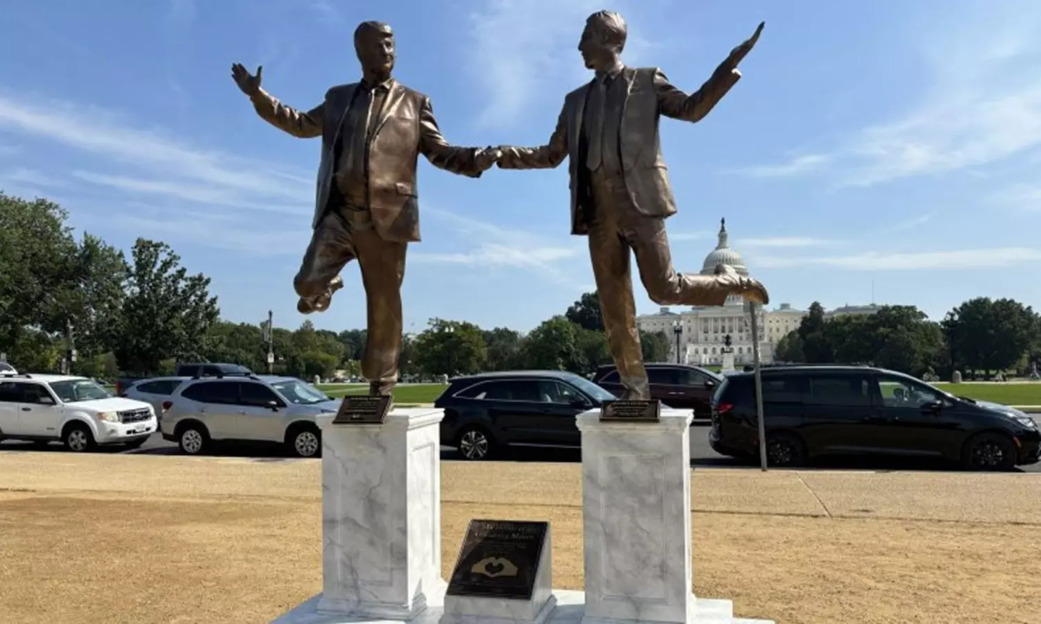 లైంగిక నేరస్థుడితో డొనాల్డ్ ట్రంప్ స్టాచ్యూ.. అమెరికా రాజకీయాల్లో సంచలనం లైంగిక నేరస్థుడితో డొనాల్డ్ ట్రంప్ స్టాచ్యూ.. అమెరికా రాజకీయాల్లో సంచలనం