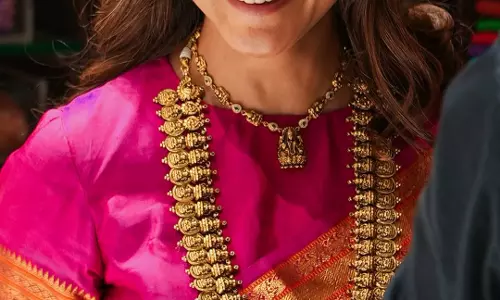 Mrunal Thakur Looks Gorgeous in Saree at Hyderabad Opening