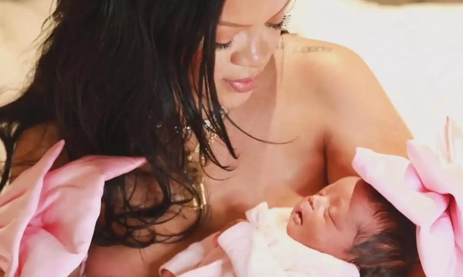 ప్రముఖ గాయనికి మూడో బిడ్డ.. పెళ్లిపై ప్రశ్నల వర్షం ప్రముఖ గాయనికి మూడో బిడ్డ.. పెళ్లిపై ప్రశ్నల వర్షం