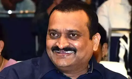 బండ్ల గ‌ణేష్ స్టేజ్ ఎక్కితే అంద‌రూ బౌల్డ్!