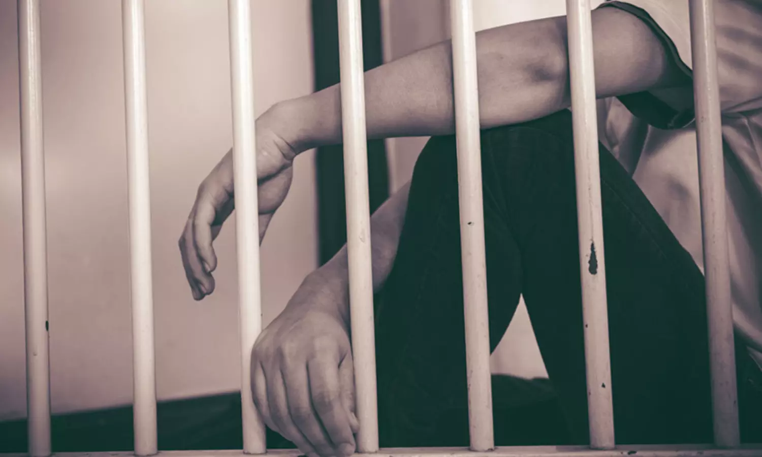 జైల్లో షాకింగ్  ఘటన... ఖైదీ మూత్రనాళంలో  9 సెం.మీ. పెన్సిల్!