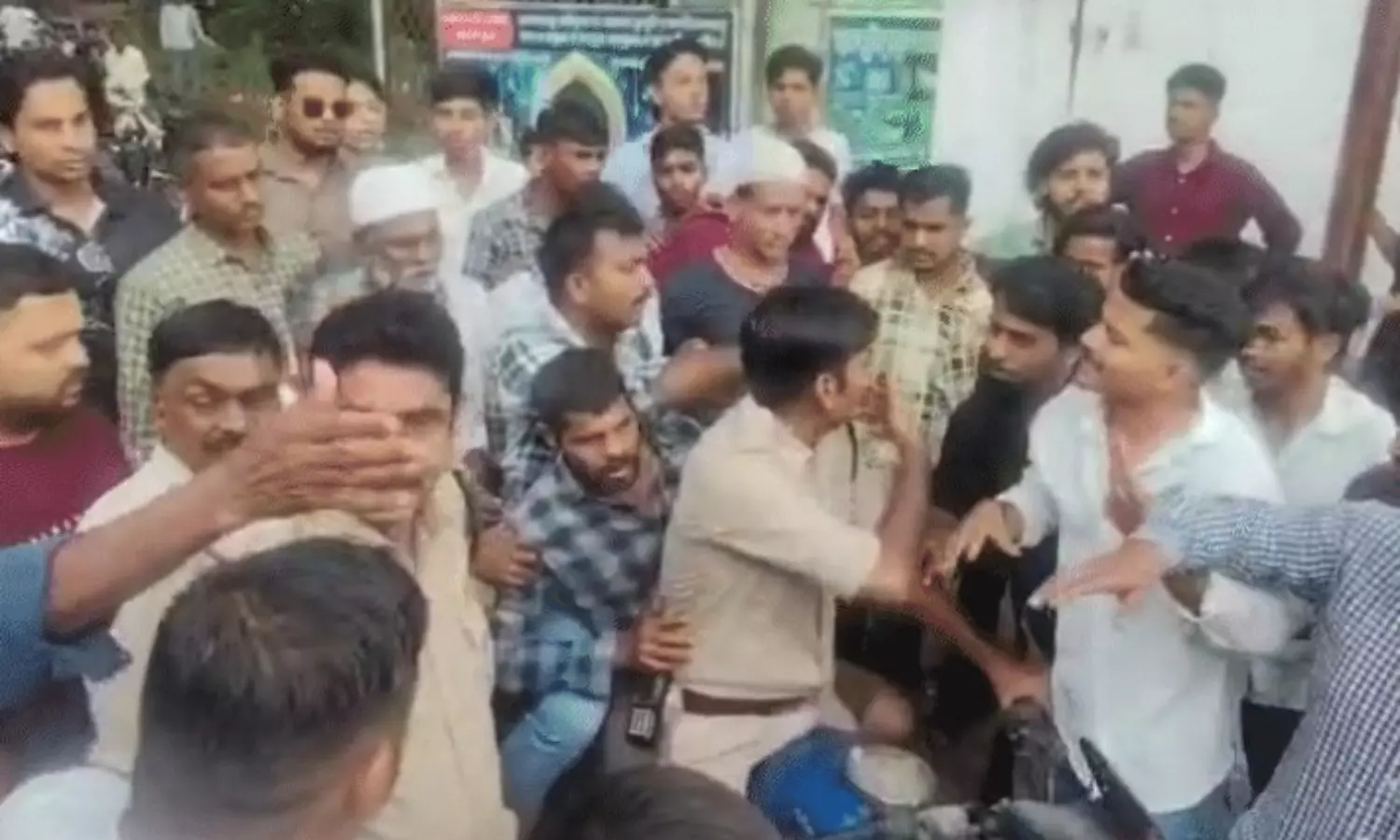 స్మశానంలో రాక్షసుడు... మహిళల సమాధులు తవ్వి...!