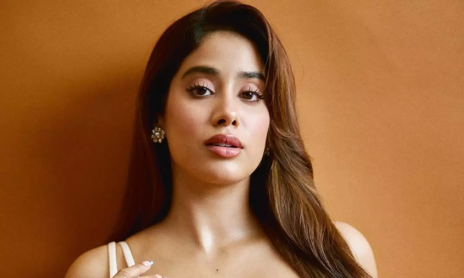 వైట్ డ్రెస్ లో అందాలతో ఆకట్టుకుంటున్న జాన్వీకపూర్!