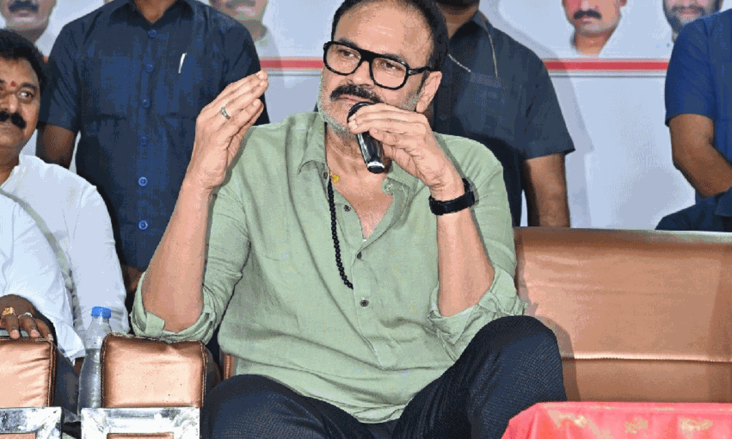 చిరంజీవి-బాలకృష్ణ వివాదం..ఎమ్మెల్సీ నాగబాబు నోరు మెదపరేం..!