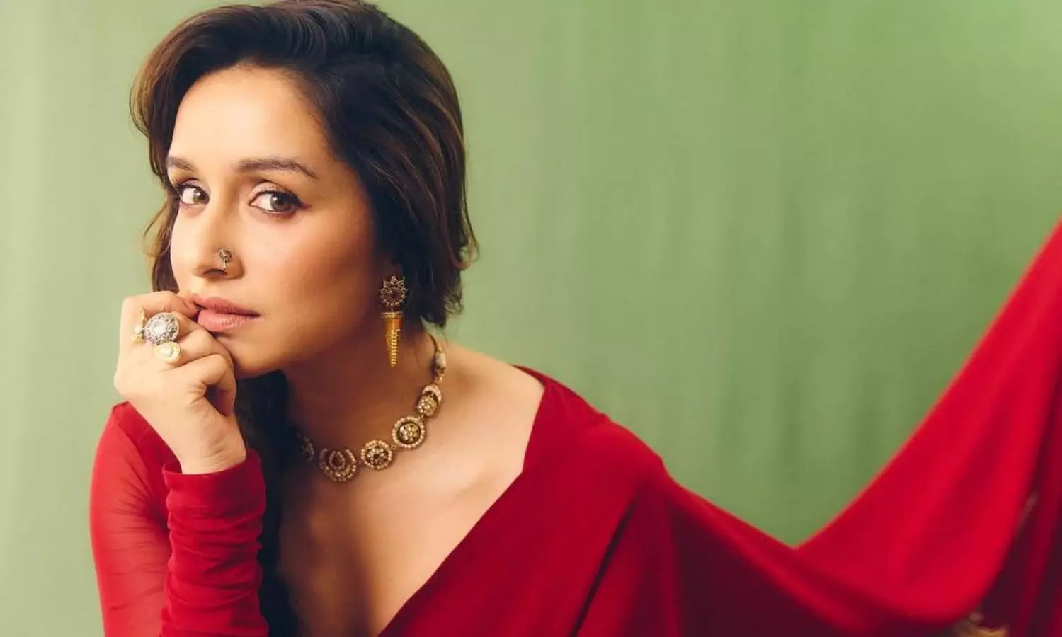 ఎరుపు చీరలో శ్రద్ధా కపూర్ కిల్లర్ లుక్స్