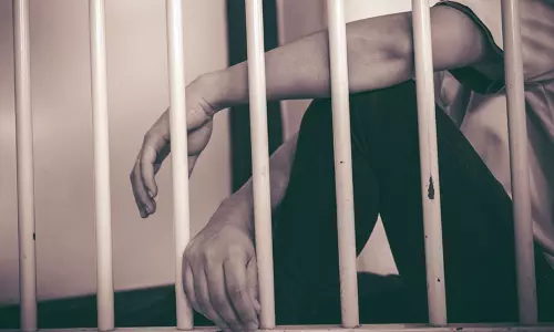 జైల్లో షాకింగ్  ఘటన... ఖైదీ మూత్రనాళంలో  9 సెం.మీ. పెన్సిల్!