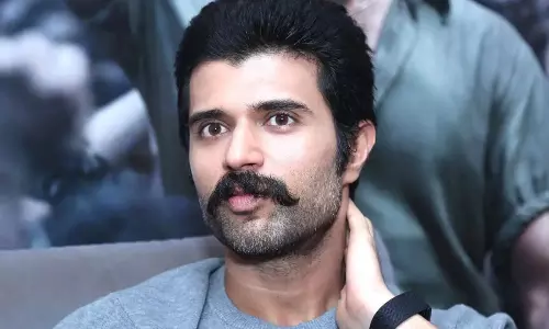 రౌడీ హీరో రెండు ప‌డ‌వ‌ల ప్ర‌యాణం