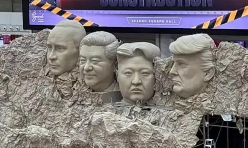 ‘మౌంట్‌ రష్మోర్‌’ నమూనా... నేతల బొమ్మల పిక్స్ వైరల్!