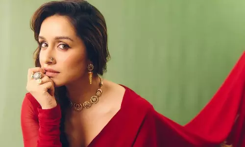 ఎరుపు చీరలో శ్రద్ధా కపూర్ కిల్లర్ లుక్స్