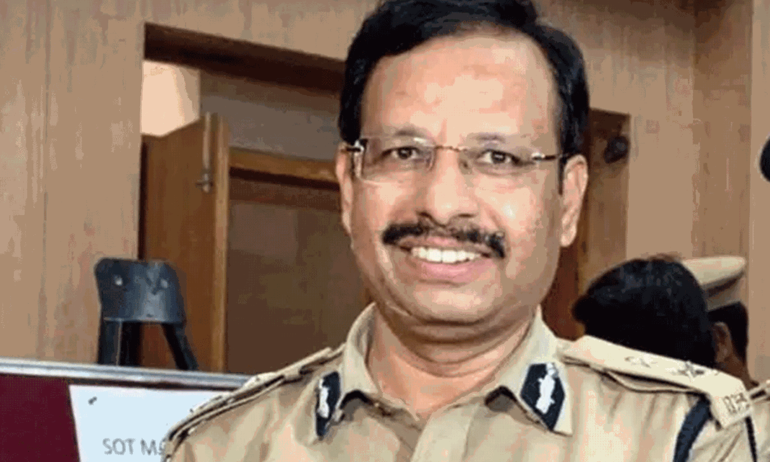 23 మంది ఐపీఎస్ లు బదిలీ... సిటీకి సజ్జనార్! 23 మంది ఐపీఎస్ లు బదిలీ... సిటీకి సజ్జనార్!