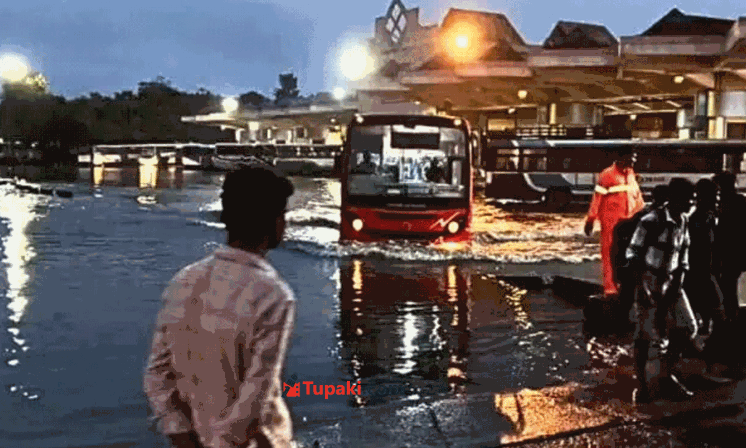 మూసీ ఉగ్రరూపం.. దెబ్బతిన్న నగర అంతర్గత ట్రాఫిక్ వ్యవస్థ!