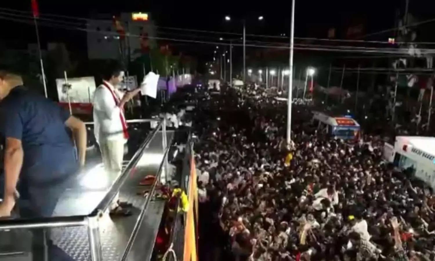 విజయ్‌ టీవీకే పార్టీ ర్యాలీలో ఘోరం: తొక్కిసలాటలో 31 మంది మృతి