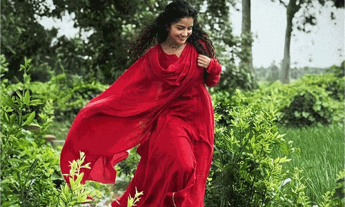 పచ్చని పొలాల మధ్య సందడి చేస్తున్న అనుపమ.. ఫోటోలు వైరల్!