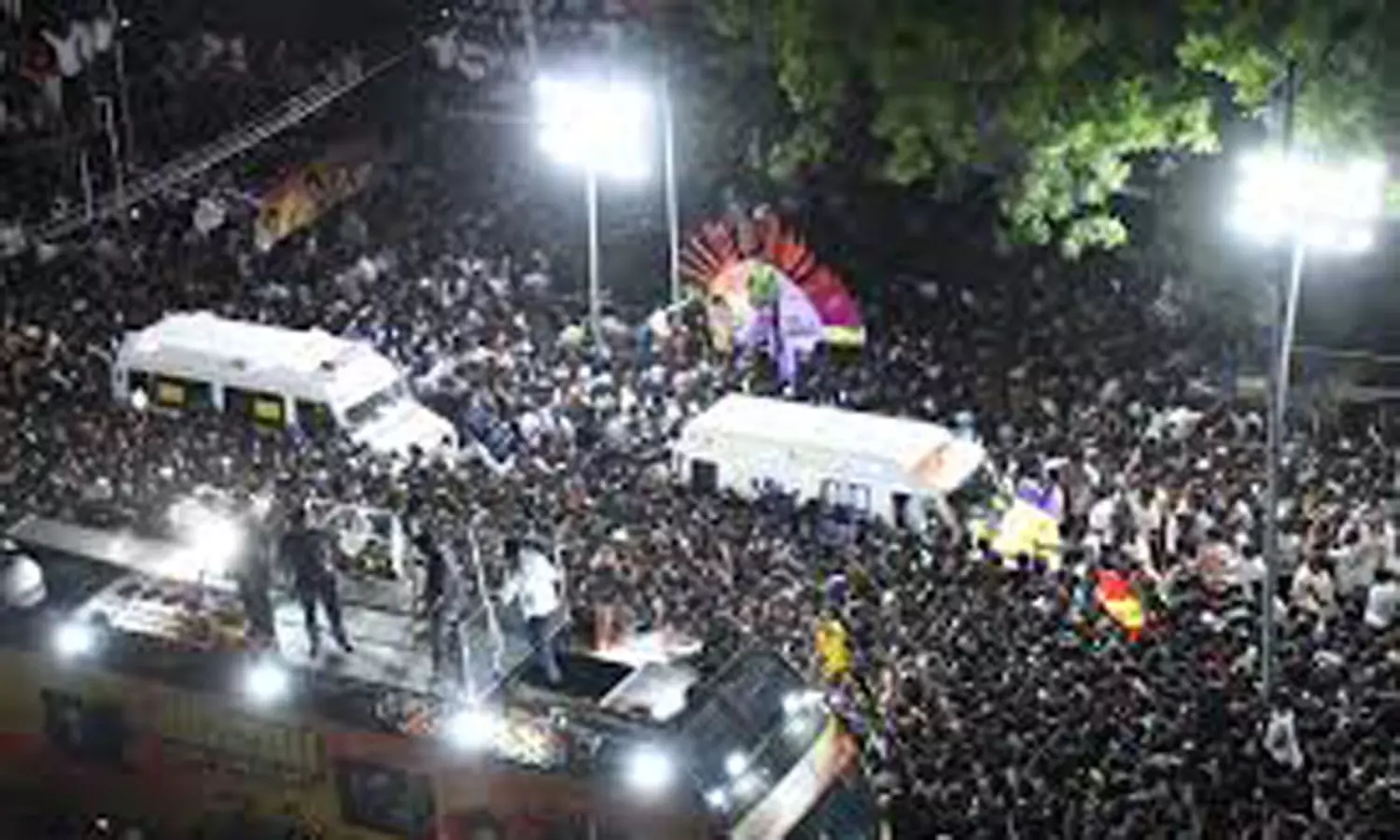 విజయ్ సభలో తొక్కిసలాట.. పాపమంతా పోలీసులదేనా? విజయ్ సభలో తొక్కిసలాట.. పాపమంతా పోలీసులదేనా?