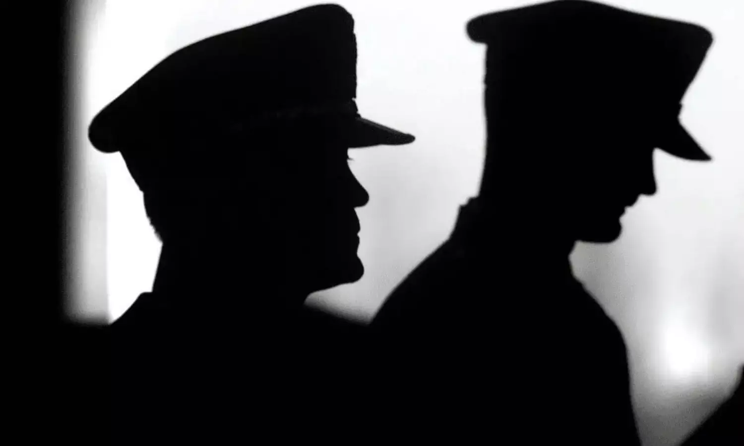 సుప‌రిపాల‌న‌పై ఖాకీ మ‌ర‌క‌లు..!