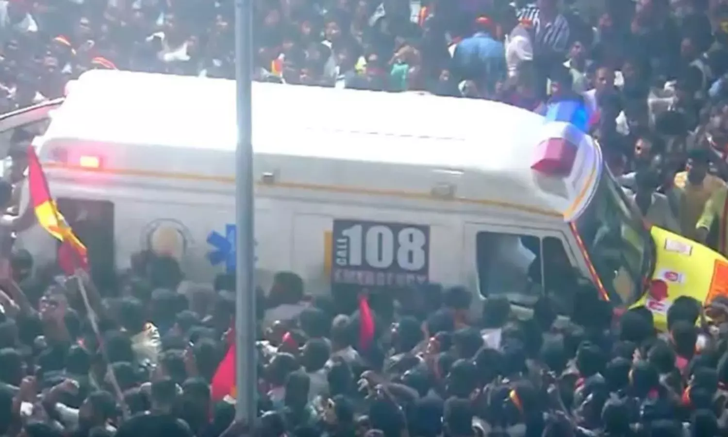 పార్టీల ప్ర‌చార యావ‌: ప్ర‌జ‌ల‌కు ప్రాణ సంక‌టం