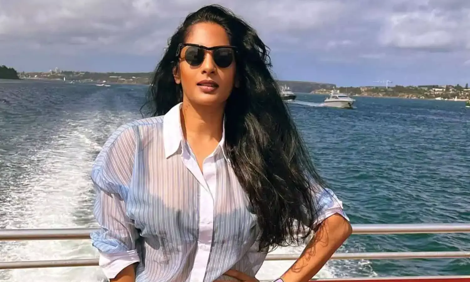 స్టార్ రేంజ్ ఉన్న వాళ్లతో అమ్మడు పోటీ..! స్టార్ రేంజ్ ఉన్న వాళ్లతో అమ్మడు పోటీ..!