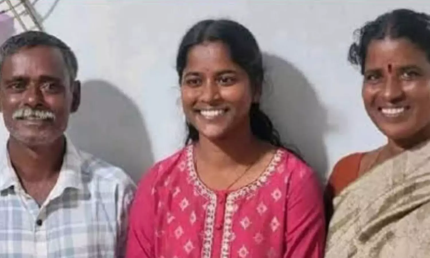 డీఎస్పీగా పంక్చర్ షాపు నడిపే వ్యక్తి కూతురు .. హ్యాట్సాఫ్ మౌనిక డీఎస్పీగా పంక్చర్ షాపు నడిపే వ్యక్తి కూతురు .. హ్యాట్సాఫ్ మౌనిక