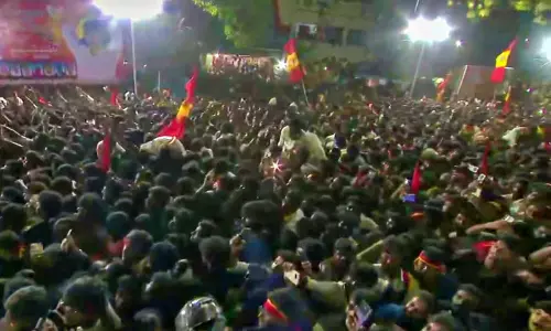 విజయ్ రోడ్ షోలో తొక్కిసలాట.. అసలు కారణమేంటి?