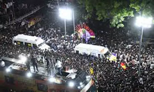 విజయ్ సభలో తొక్కిసలాట.. పాపమంతా పోలీసులదేనా?