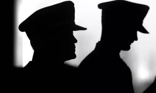 సుప‌రిపాల‌న‌పై ఖాకీ మ‌ర‌క‌లు..!