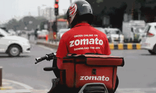 కుటుంబం కోసం కష్టపడుతున్న చెవిటి–మూగ డెలివరీ బాయ్‌ కథ