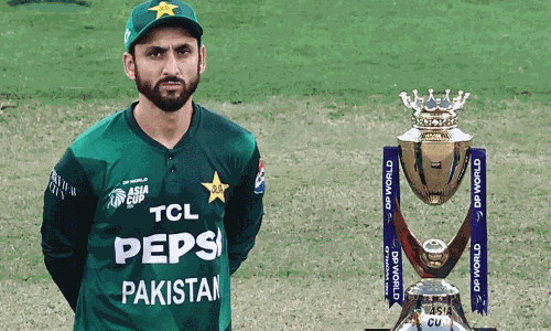 ఆసియా కప్ ఫైనల్‌లో సూర్య షాక్.. పాక్ కెప్టెన్ ఒంటరిగా ట్రోఫీ పక్కన