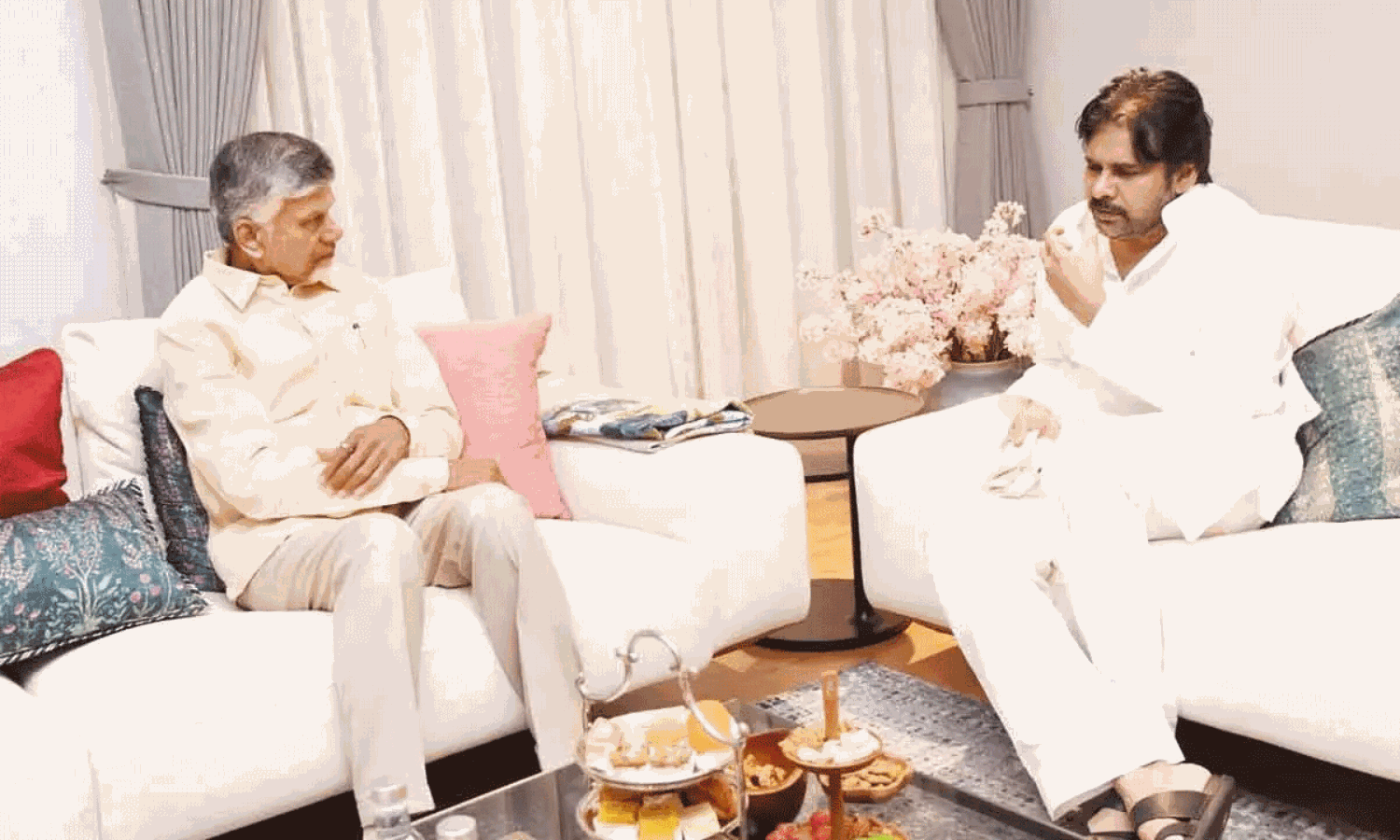 బాబు పవన్ సుదీర్ఘ భేటీ...డిస్కషన్ పాయింట్స్ అవేనా ?