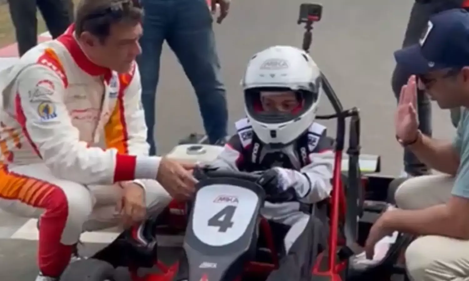 పదేళ్ల వయసులోనే... సూపర్‌ స్టార్‌ కొడుకు మరి..!