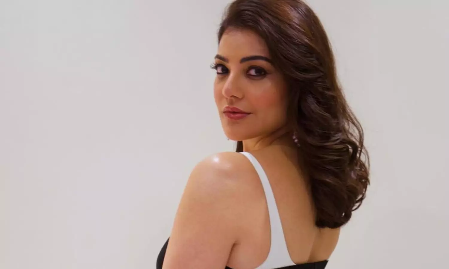 చూపులతోనే మాయ చేస్తున్న చందమామ!