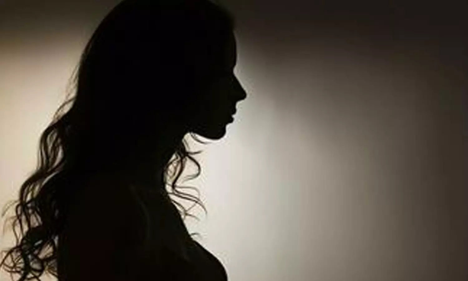 త‌ల్లి దండ్రుల‌కు దూరంగా స్వీట్ డాట‌ర్ అందుకేనా?