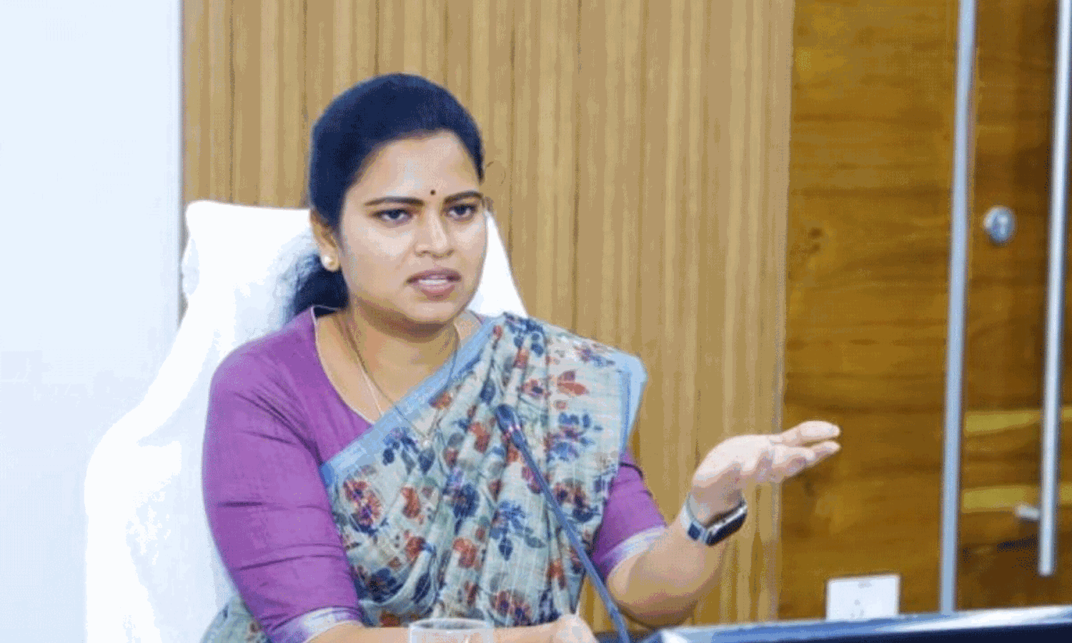 వైసీపీ డిజిటల్ బుక్.. మాజీ మంత్రి విడదల రజినికి షాక్!