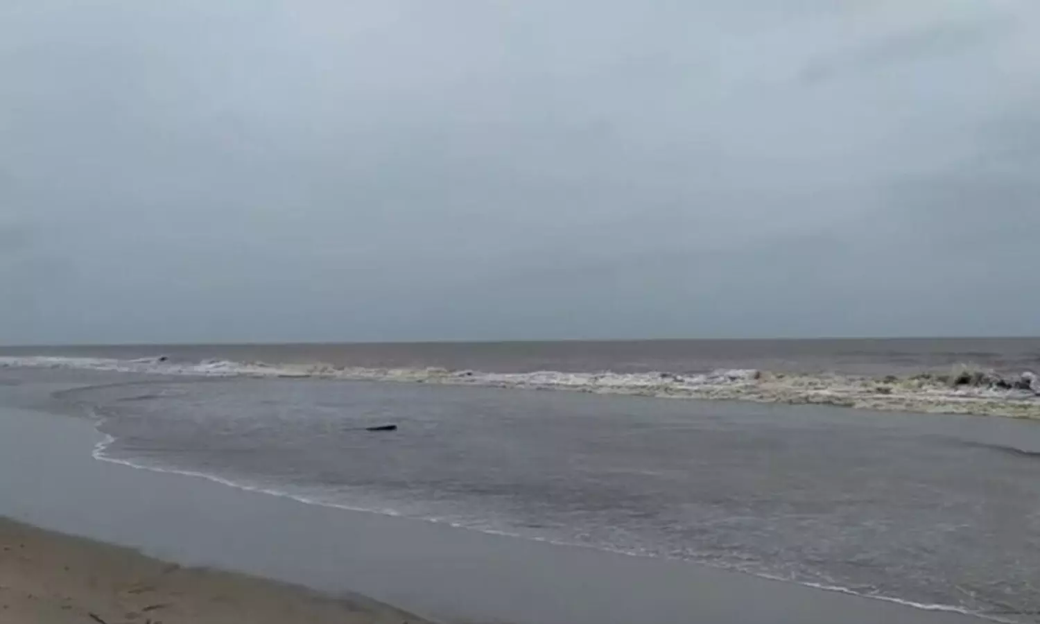 అర కిలోమీటరు వెనక్కి వెళ్లిన సముద్రం.. ఆందోళనలో జనం!