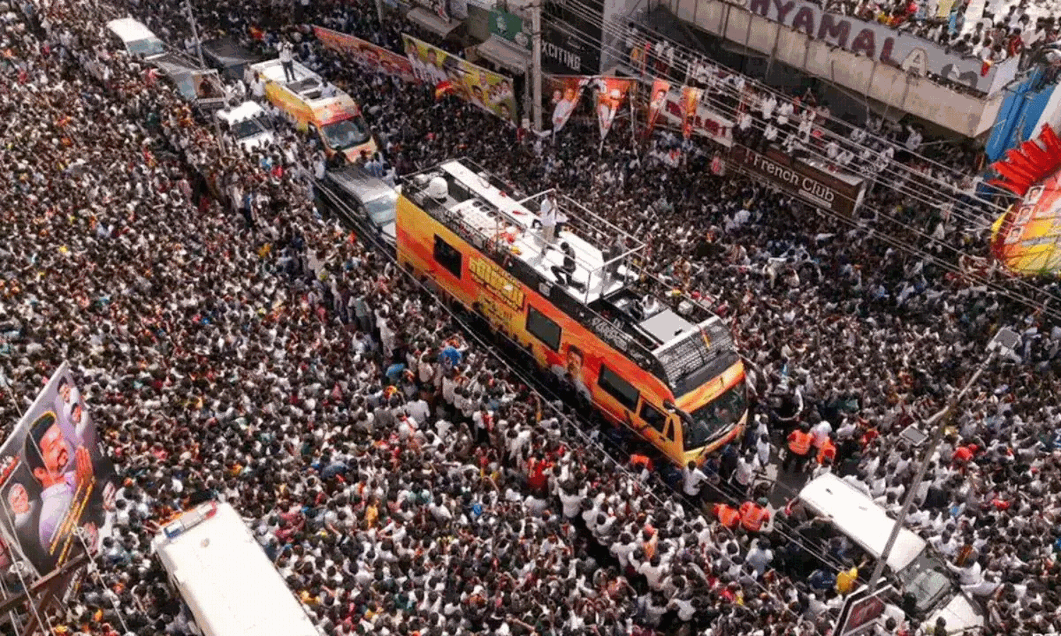 క‌రూర్ తొక్కిస‌లాట‌: క‌న్నీరు ఆర‌క‌ముందే.. కుమ్మేసుకుంటున్నారు!