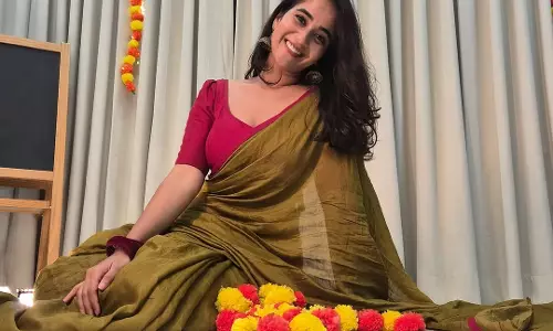 Deepthi Sunaina steals hearts in biscuit shade saree