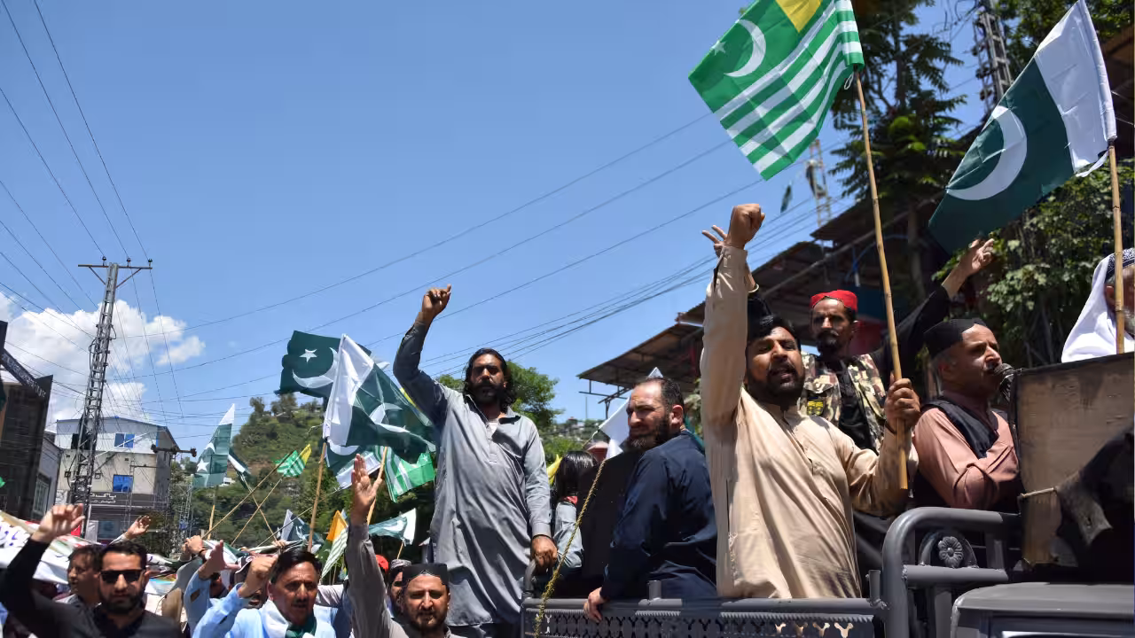 ఆసియా క‌ప్పే కాదు.. పీవోకే కూడా పోతుందా? పాక్ పై భారీ నిర‌స‌న‌లు