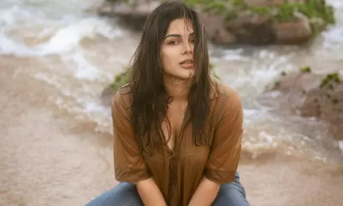 అలలతో ఆడుకుంటూ బీచ్ లో ఎంజాయ్ చేస్తున్న సంయుక్త!