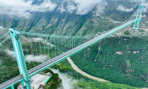 ఇంజనీరింగ్ అద్భుతం.. ప్రపంచంలోనే ఎత్తైన వంతెన.. వీడియో!