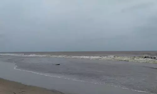 అర కిలోమీటరు వెనక్కి వెళ్లిన సముద్రం.. ఆందోళనలో జనం!