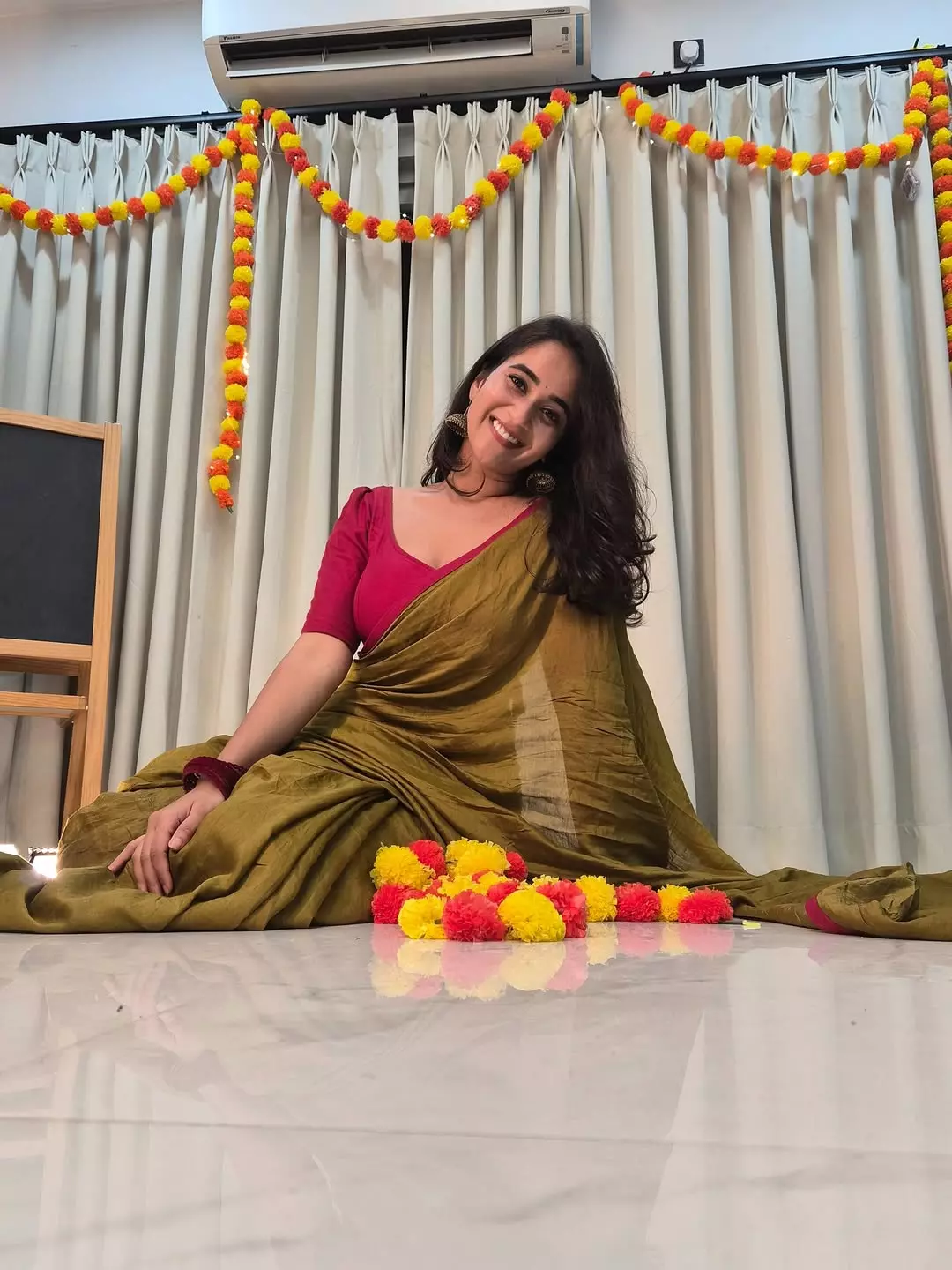 Deepthi Sunaina steals hearts in biscuit shade saree